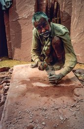 Agra;-Agra-Fort;-Architecture;-Chips;-Chisel;-Craftsman;-Hammer;-India;-Kaleidos;-Kaleidos-images;-La-parole-à-limage;-Labour;-Lal-Qila;-Mughal;-Red-sandstone;-Restoration;-Stonecutter;-Stories-Pictures;-Tarek-Charara;-UNESCO;-Uttar-Pradesh;-Worker;-World-Heritage